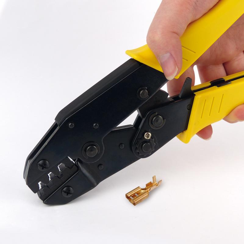 Pince à sertir avec engrenage pour cosses non-isolées de 0,5 à 6 mm²