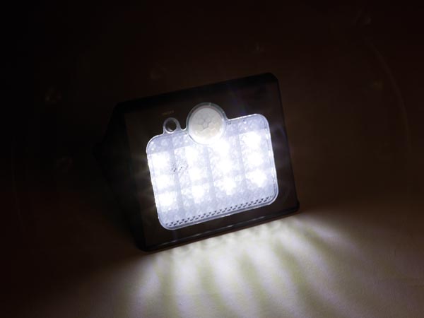 Lampe solaire murale avec capteur pir - étanche