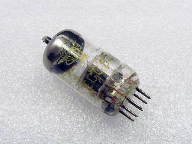 Tube electronique ecc84 / 6cw7 / 6l16 double triode 9 pins ( noval )