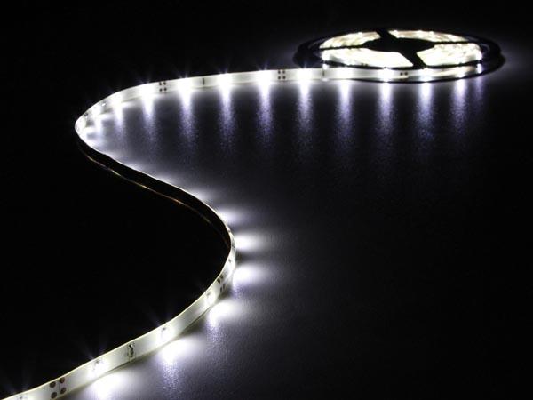 Flexible 150 leds type 3528 5m x 8mm blanc froid 12v 0.75a 9w éclairage d'ambiance