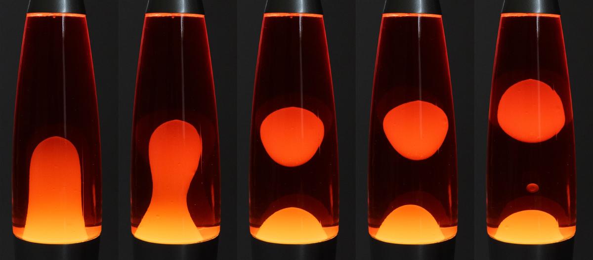 Lampe à lave 40 cm. eau : rouge, cire : jaune, corps : argent.
