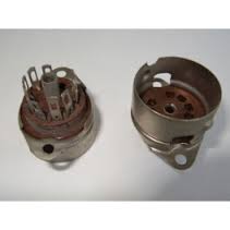 Support pour tube 9 broches d= 24 mm avec oreilles et guide tube entraxe de fixation = 30mm