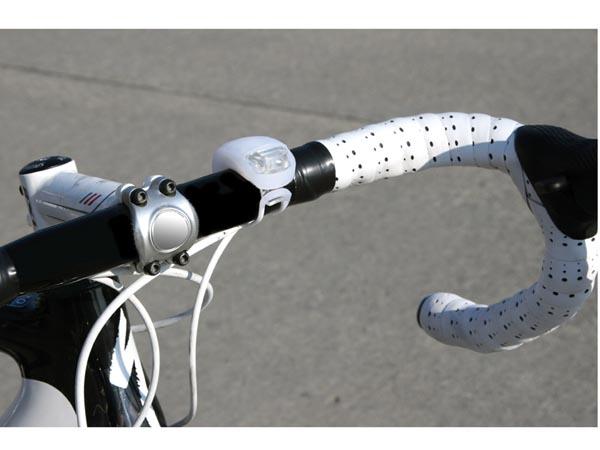 éclairage pour vélo 1 x feu à 2 x leds blanches + 1 x feu à 2 x leds rouges