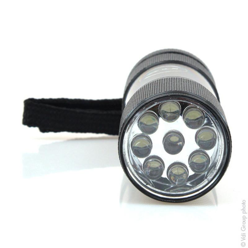 Lampe torche 9 leds  blanches alim : 3 x piles aaa noire